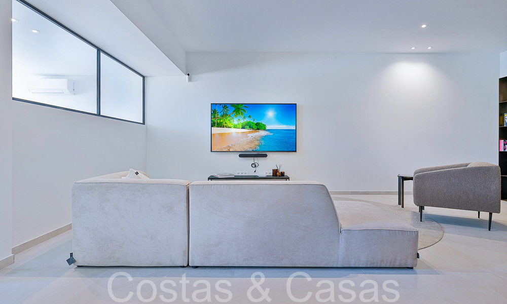 Hermosa villa renovada en estilo mediterráneo contemporáneo en venta, junto al campo de golf en Benahavis - Marbella 69201