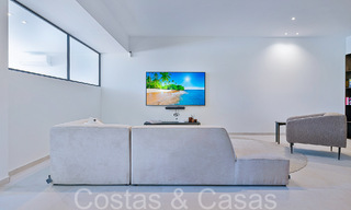 Hermosa villa renovada en estilo mediterráneo contemporáneo en venta, junto al campo de golf en Benahavis - Marbella 69201 