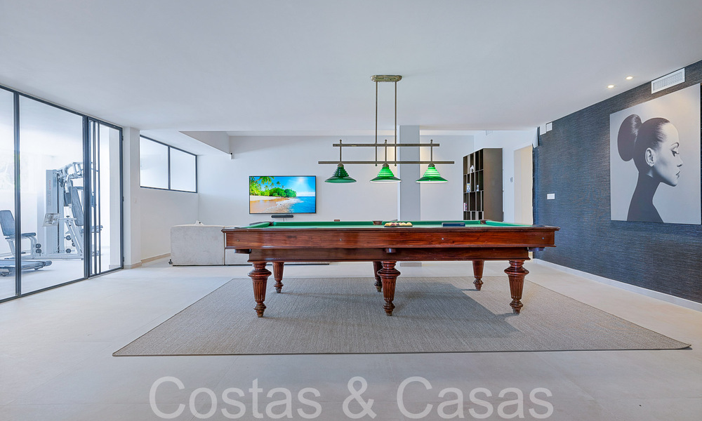 Hermosa villa renovada en estilo mediterráneo contemporáneo en venta, junto al campo de golf en Benahavis - Marbella 69205