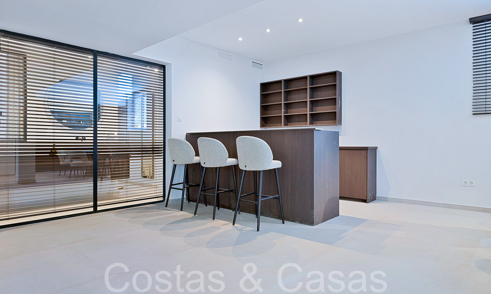 Hermosa villa renovada en estilo mediterráneo contemporáneo en venta, junto al campo de golf en Benahavis - Marbella 69206