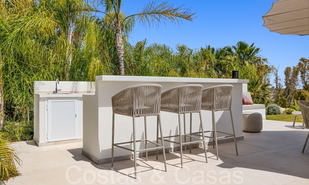 Hermosa villa renovada en estilo mediterráneo contemporáneo en venta, junto al campo de golf en Benahavis - Marbella 69217