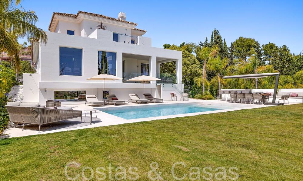 Hermosa villa renovada en estilo mediterráneo contemporáneo en venta, junto al campo de golf en Benahavis - Marbella 69223