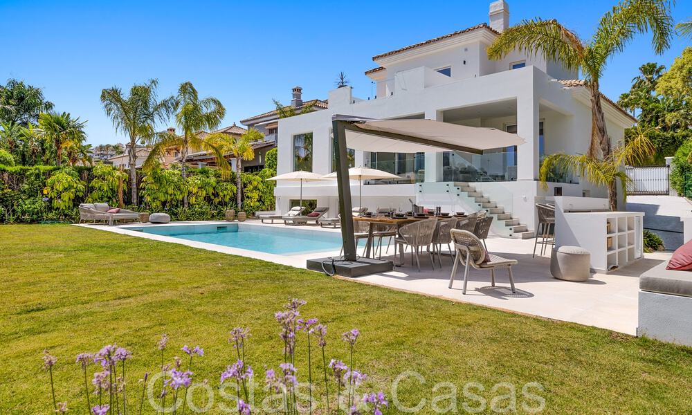 Hermosa villa renovada en estilo mediterráneo contemporáneo en venta, junto al campo de golf en Benahavis - Marbella 69225