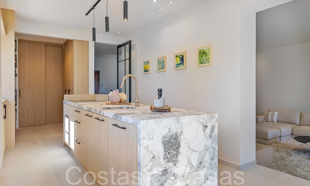 Hermosa villa renovada en estilo mediterráneo contemporáneo en venta, junto al campo de golf en Benahavis - Marbella 69234