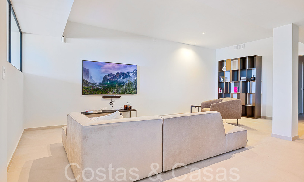 Hermosa villa renovada en estilo mediterráneo contemporáneo en venta, junto al campo de golf en Benahavis - Marbella 69237