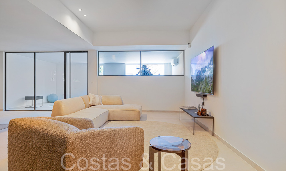 Hermosa villa renovada en estilo mediterráneo contemporáneo en venta, junto al campo de golf en Benahavis - Marbella 69238