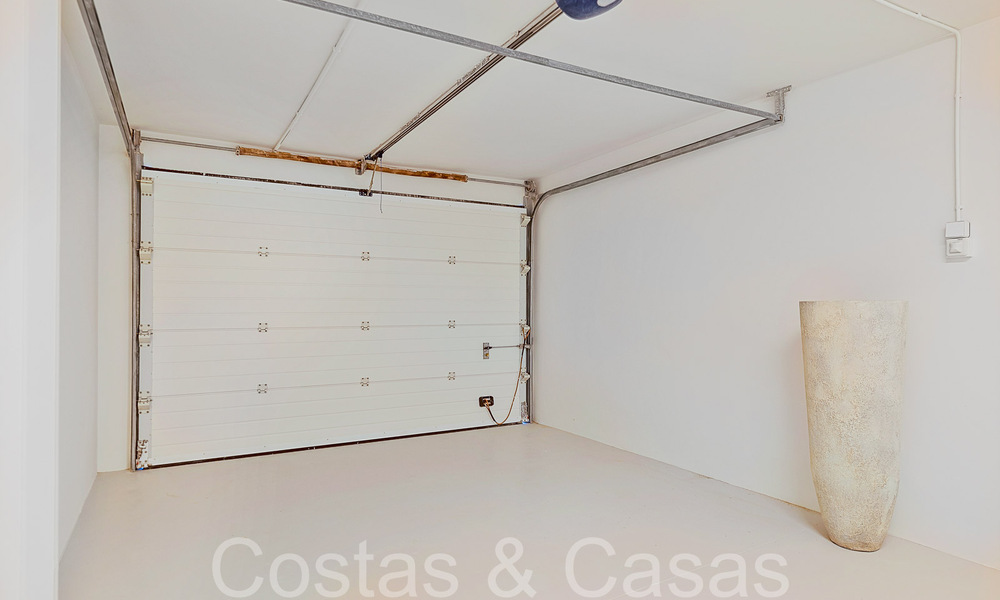 Hermosa villa renovada en estilo mediterráneo contemporáneo en venta, junto al campo de golf en Benahavis - Marbella 69243