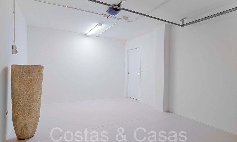 Hermosa villa renovada en estilo mediterráneo contemporáneo en venta, junto al campo de golf en Benahavis - Marbella 69244