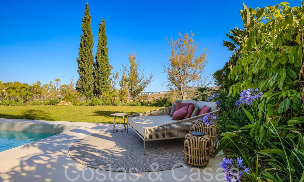 Hermosa villa renovada en estilo mediterráneo contemporáneo en venta, junto al campo de golf en Benahavis - Marbella 69251