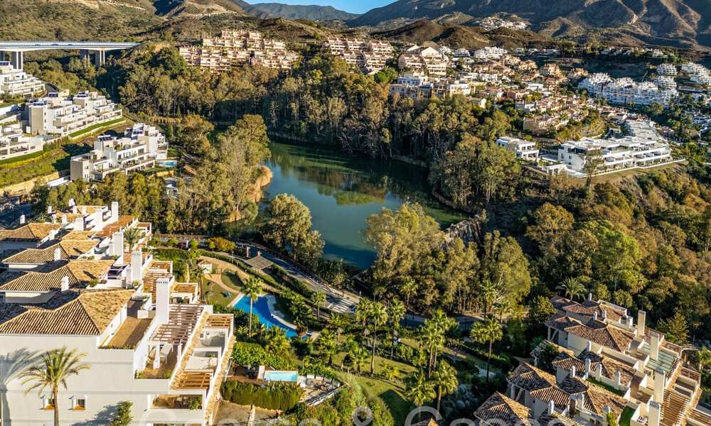 Ático dúplex de primera calidad con vistas panorámicas al mar y piscina privada en venta en Nueva Andalucía, Marbella 69450