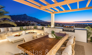 Ático dúplex de primera calidad con vistas panorámicas al mar y piscina privada en venta en Nueva Andalucía, Marbella 69451 