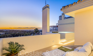 Ático dúplex de primera calidad con vistas panorámicas al mar y piscina privada en venta en Nueva Andalucía, Marbella 69454 