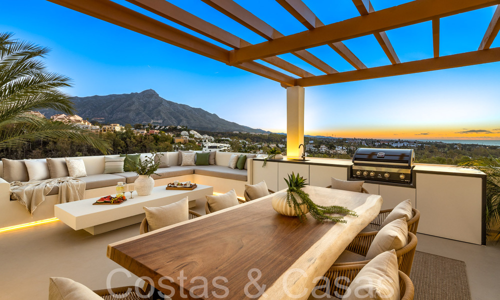 Ático dúplex de primera calidad con vistas panorámicas al mar y piscina privada en venta en Nueva Andalucía, Marbella 69457