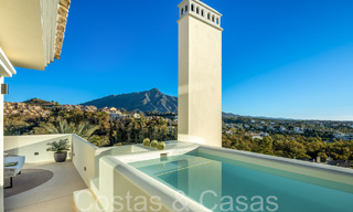 Ático dúplex de primera calidad con vistas panorámicas al mar y piscina privada en venta en Nueva Andalucía, Marbella 69458 
