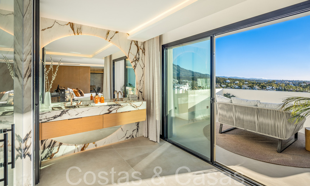 Ático dúplex de primera calidad con vistas panorámicas al mar y piscina privada en venta en Nueva Andalucía, Marbella 69460