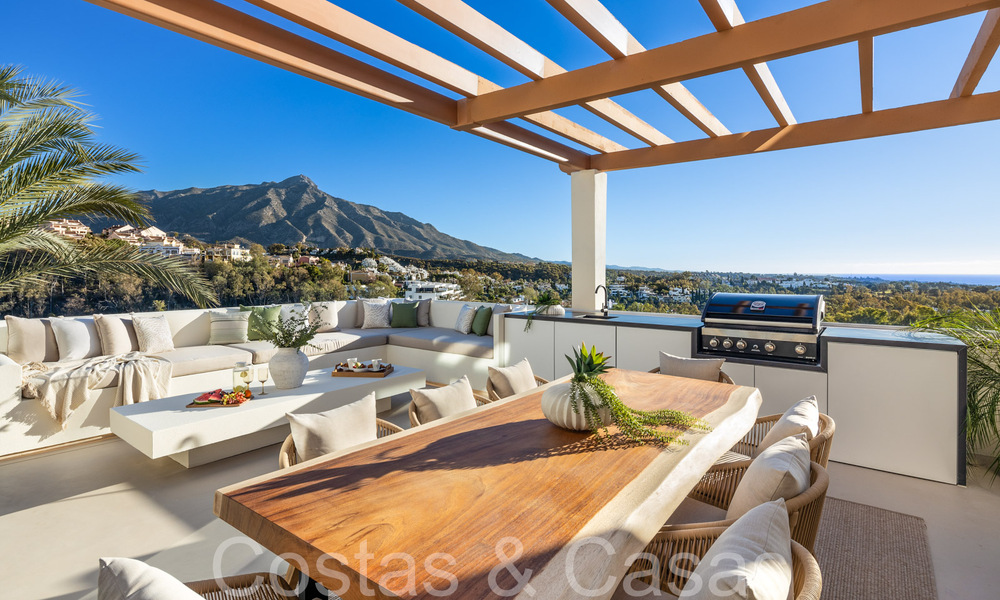 Ático dúplex de primera calidad con vistas panorámicas al mar y piscina privada en venta en Nueva Andalucía, Marbella 69461