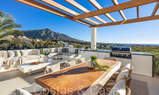 Ático dúplex de primera calidad con vistas panorámicas al mar y piscina privada en venta en Nueva Andalucía, Marbella 69461 