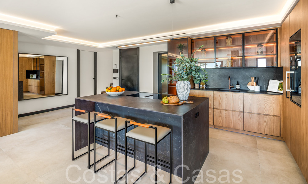 Ático dúplex de primera calidad con vistas panorámicas al mar y piscina privada en venta en Nueva Andalucía, Marbella 69467