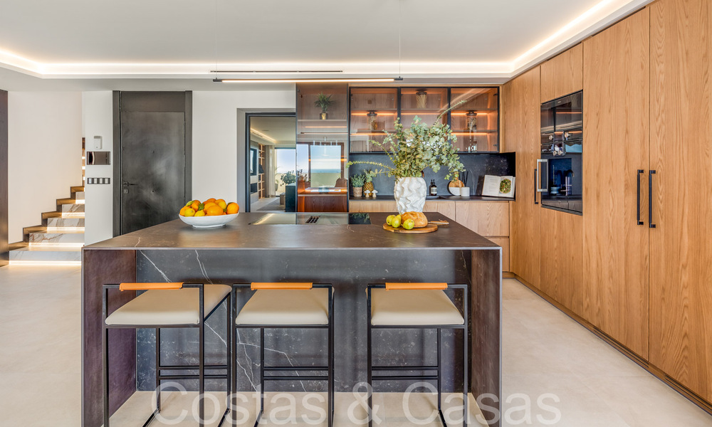 Ático dúplex de primera calidad con vistas panorámicas al mar y piscina privada en venta en Nueva Andalucía, Marbella 69468