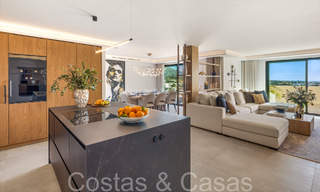 Ático dúplex de primera calidad con vistas panorámicas al mar y piscina privada en venta en Nueva Andalucía, Marbella 69474 