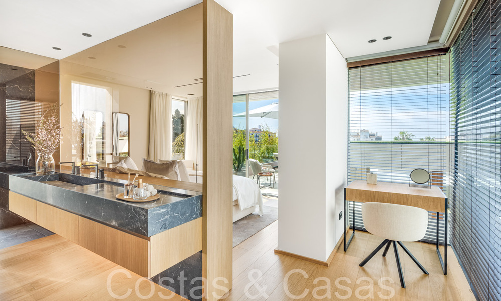 Obra maestra arquitectónica en venta, a poca distancia de Puerto Banús y la playa en Nueva Andalucía, Marbella 69422
