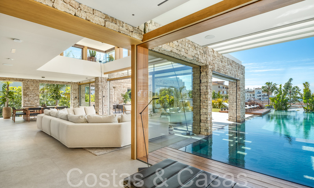 Obra maestra arquitectónica en venta, a poca distancia de Puerto Banús y la playa en Nueva Andalucía, Marbella 69431
