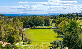 Ático de lujo listo para entrar a vivir con magníficas vistas al campo de golf y al mar Mediterráneo en venta en Benahavis - Marbella 69604 