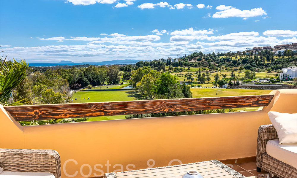Ático de lujo listo para entrar a vivir con magníficas vistas al campo de golf y al mar Mediterráneo en venta en Benahavis - Marbella 69612