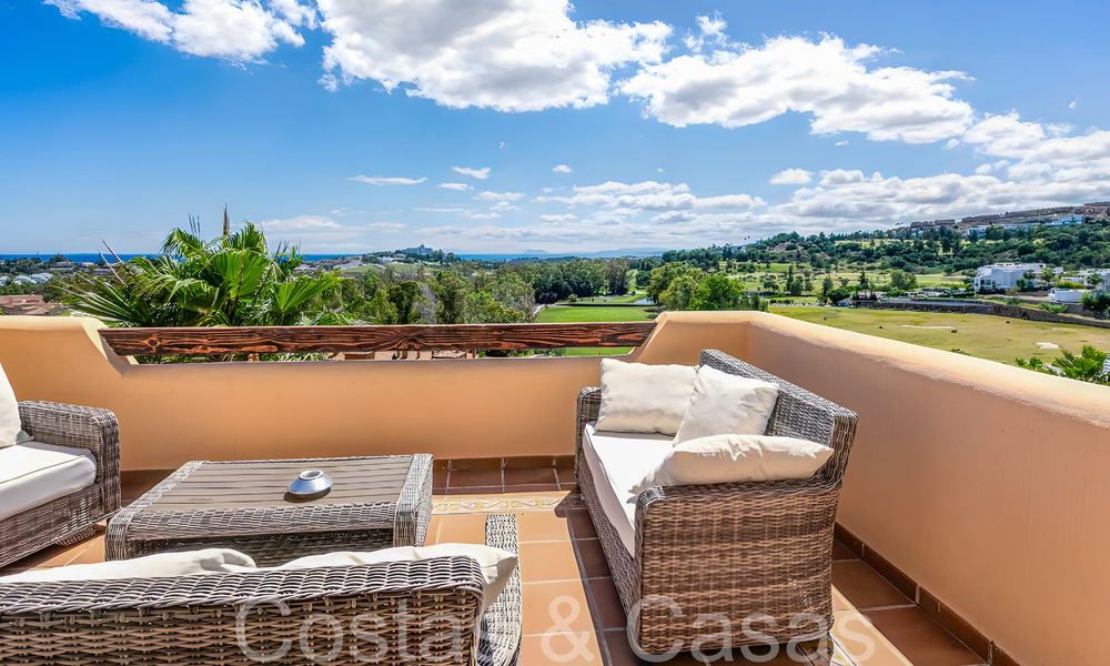 Ático de lujo listo para entrar a vivir con magníficas vistas al campo de golf y al mar Mediterráneo en venta en Benahavis - Marbella 69626