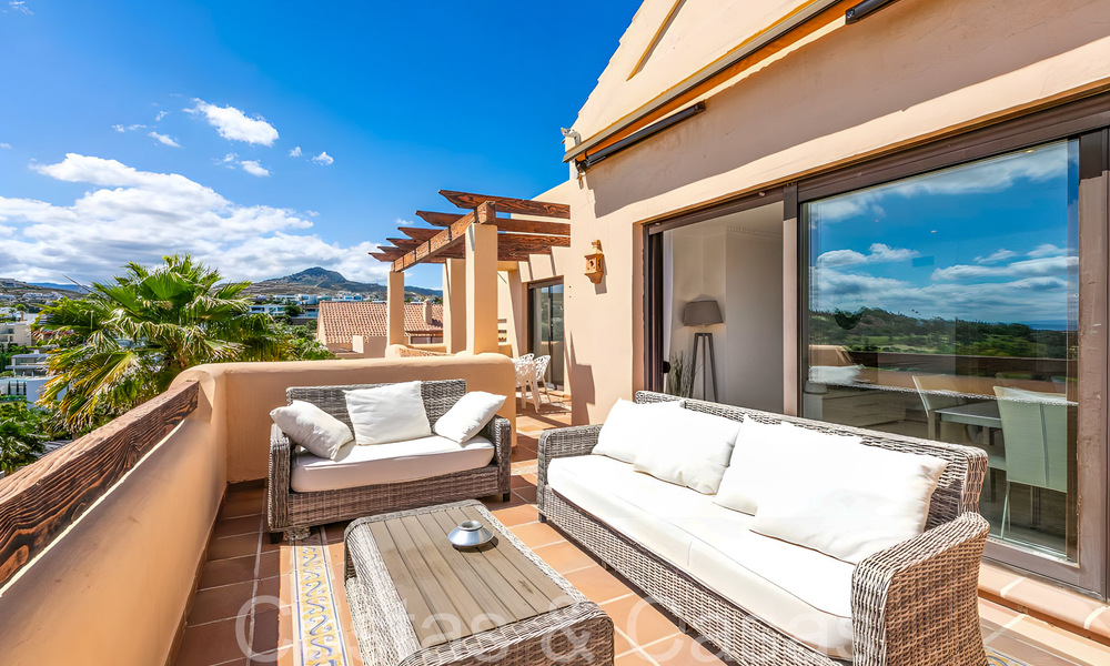 Ático de lujo listo para entrar a vivir con magníficas vistas al campo de golf y al mar Mediterráneo en venta en Benahavis - Marbella 69627