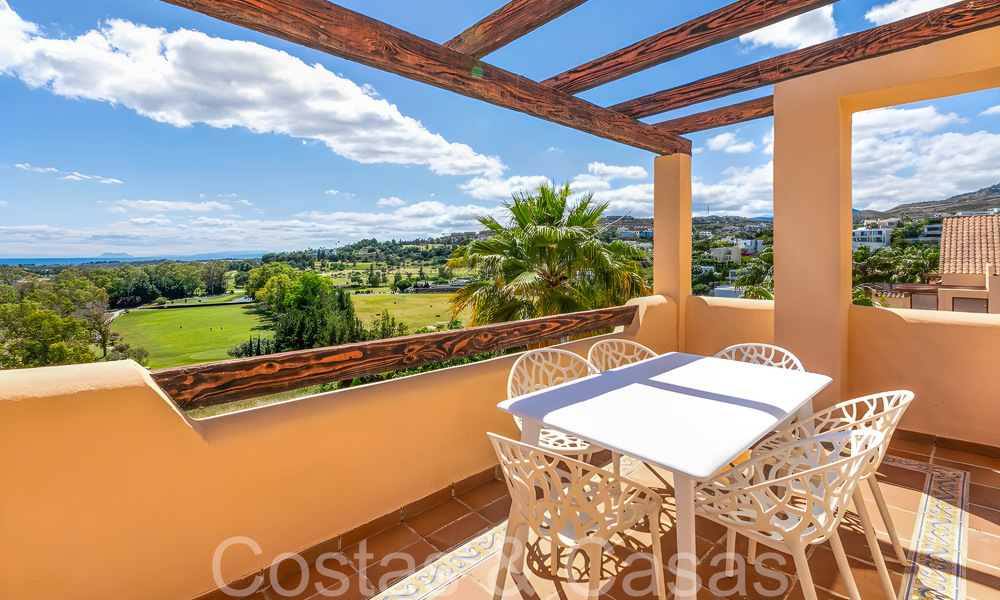 Ático de lujo listo para entrar a vivir con magníficas vistas al campo de golf y al mar Mediterráneo en venta en Benahavis - Marbella 69628