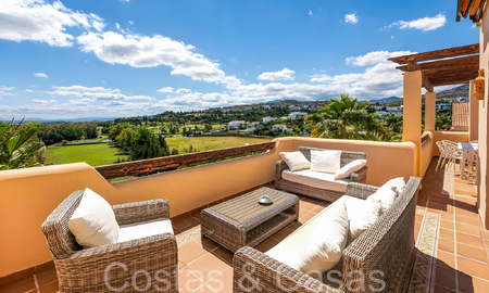 Ático de lujo listo para entrar a vivir con magníficas vistas al campo de golf y al mar Mediterráneo en venta en Benahavis - Marbella 69637