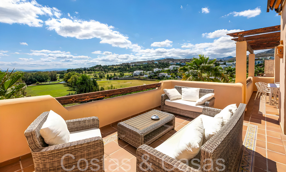 Ático de lujo listo para entrar a vivir con magníficas vistas al campo de golf y al mar Mediterráneo en venta en Benahavis - Marbella 69637