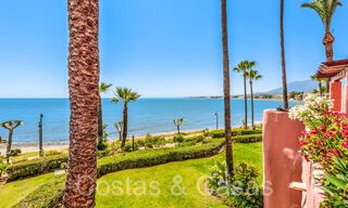 Sofisticado apartamento en primera línea de playa en venta en un exclusivo complejo en la Nueva Milla de Oro, Marbella - Estepona 69990 