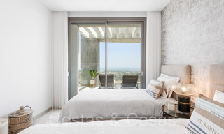 Ático contemporáneo listo para entrar a vivir con vistas panorámicas al mar en venta en un complejo de alto nivel de Benahavis - Marbella 70004 