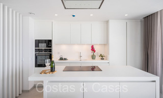 Ático contemporáneo listo para entrar a vivir con vistas panorámicas al mar en venta en un complejo de alto nivel de Benahavis - Marbella 70017 
