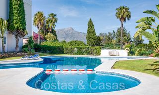 Apartamento lujosamente renovado con vistas al golf y al mar en venta, junto a un campo de golf de primer nivel en La Quinta, Benahavis - Marbella 69948 