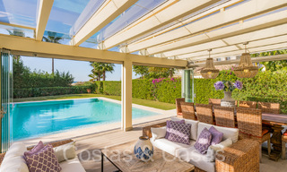 Amplia villa con encanto andaluz en venta, primera línea de playa al este de Marbella centro 70277 
