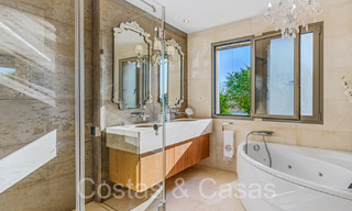 Amplia villa con encanto andaluz en venta, primera línea de playa al este de Marbella centro 70282 