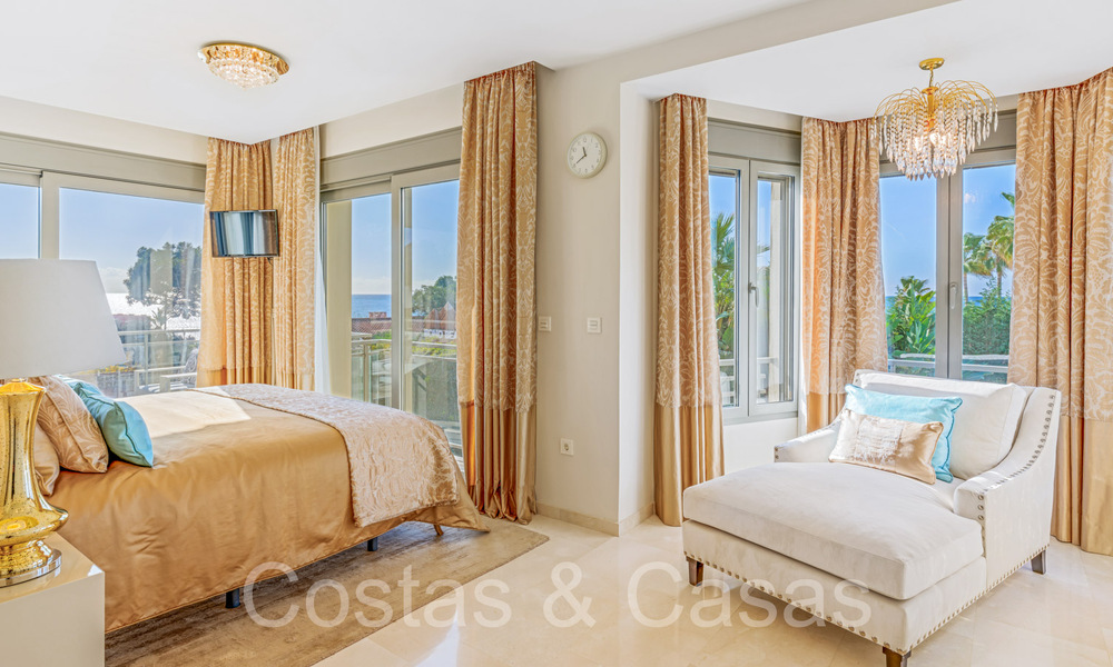 Amplia villa con encanto andaluz en venta, primera línea de playa al este de Marbella centro 70283