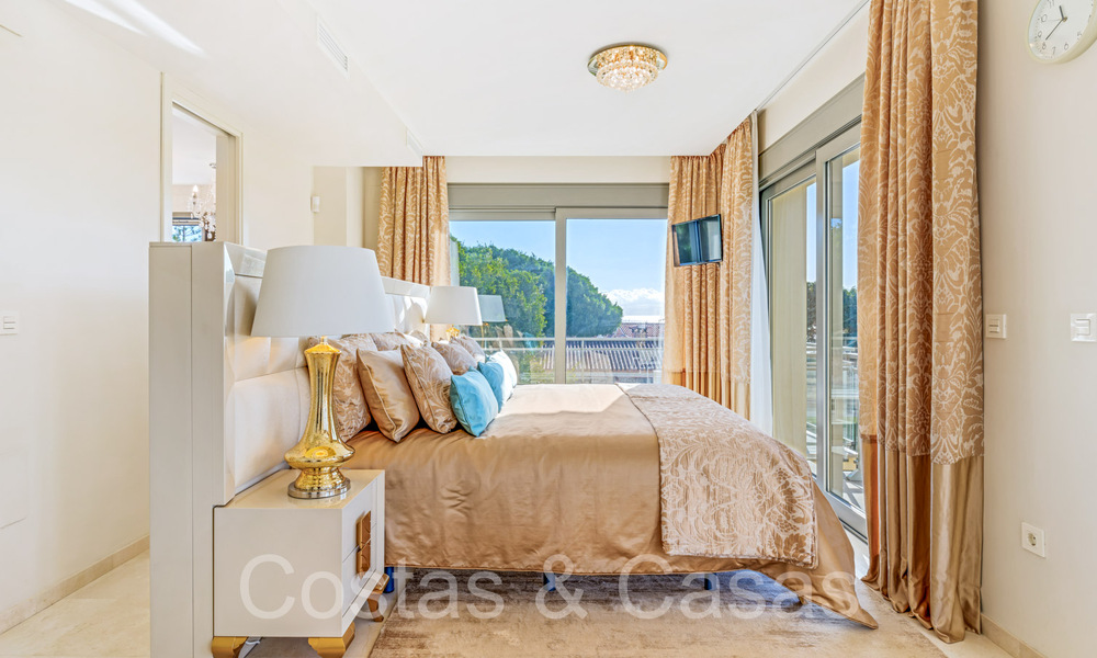 Amplia villa con encanto andaluz en venta, primera línea de playa al este de Marbella centro 70284