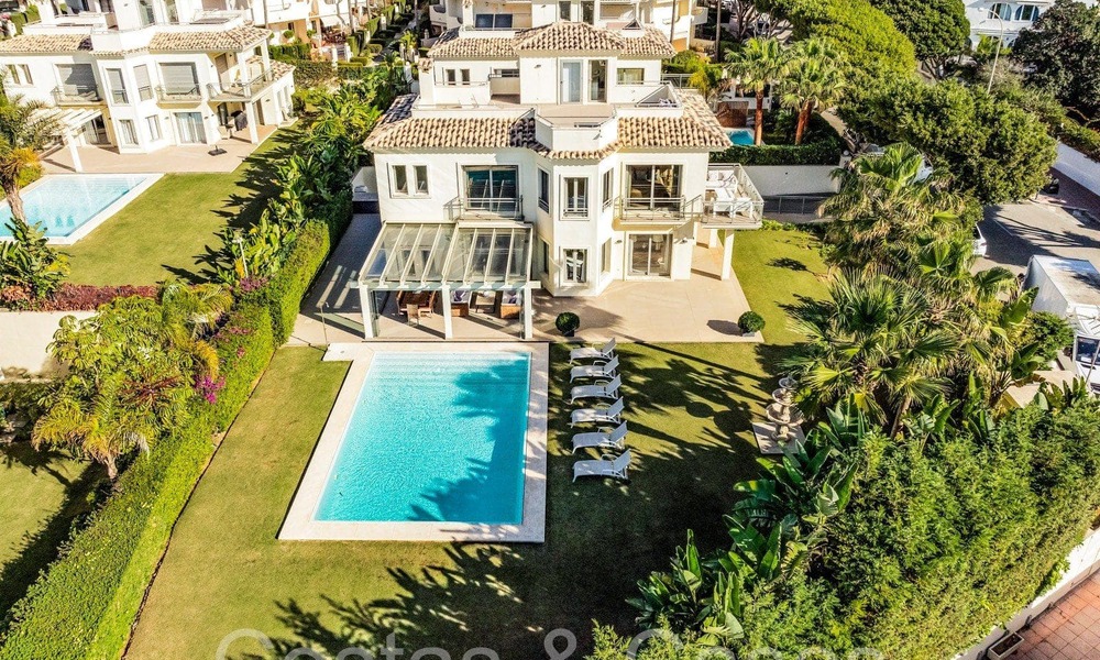 Amplia villa con encanto andaluz en venta, primera línea de playa al este de Marbella centro 70286