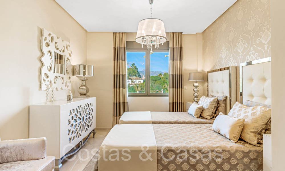 Amplia villa con encanto andaluz en venta, primera línea de playa al este de Marbella centro 70287