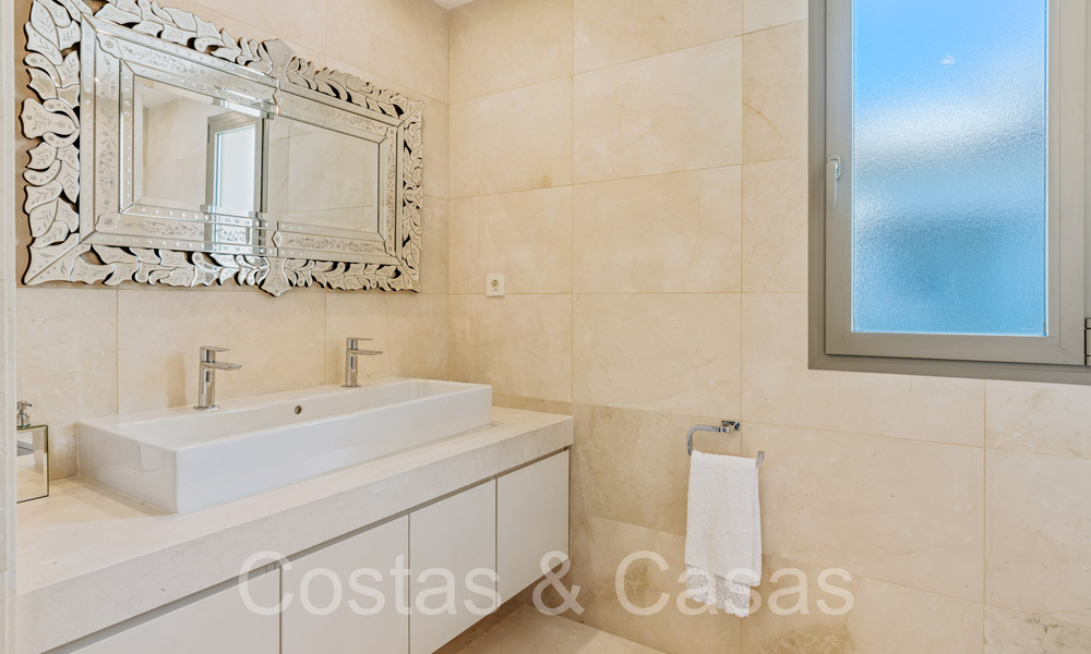 Amplia villa con encanto andaluz en venta, primera línea de playa al este de Marbella centro 70288