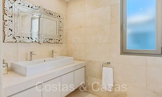 Amplia villa con encanto andaluz en venta, primera línea de playa al este de Marbella centro 70288 