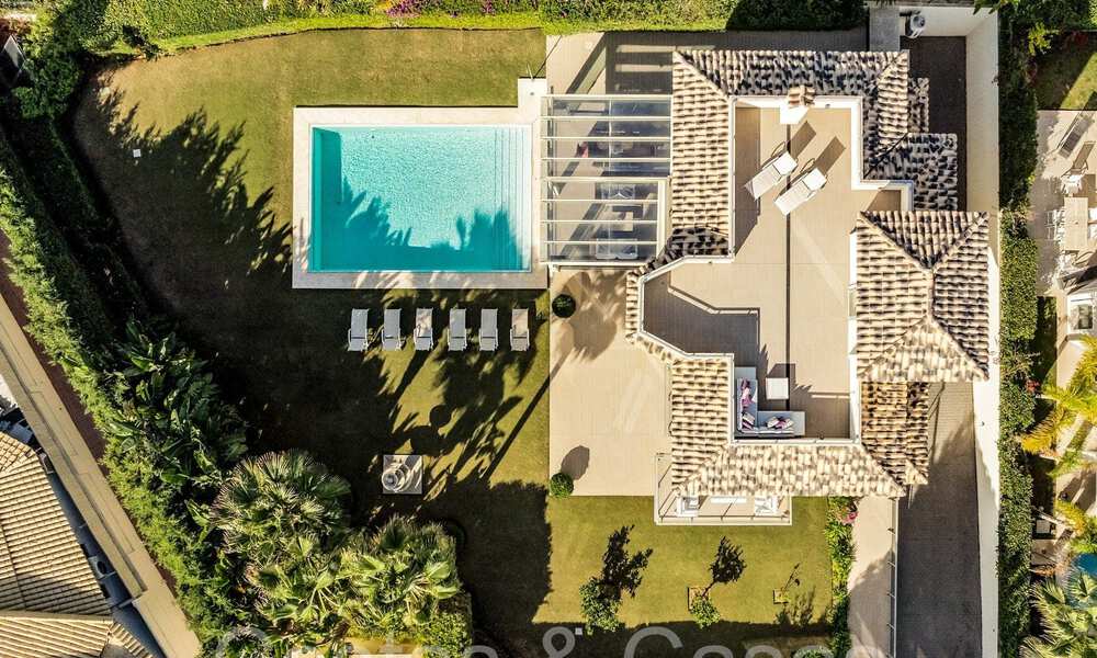 Amplia villa con encanto andaluz en venta, primera línea de playa al este de Marbella centro 70290