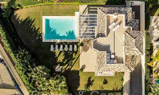 Amplia villa con encanto andaluz en venta, primera línea de playa al este de Marbella centro 70290 
