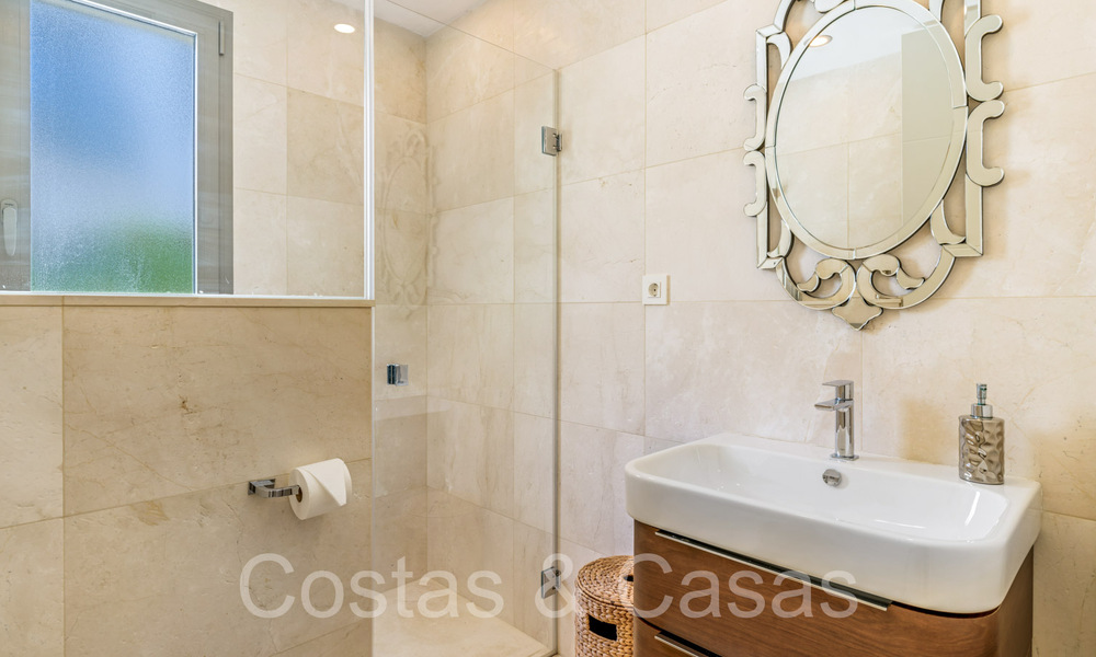 Amplia villa con encanto andaluz en venta, primera línea de playa al este de Marbella centro 70293