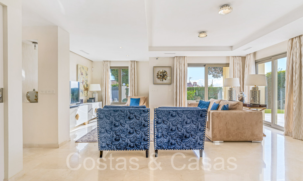 Amplia villa con encanto andaluz en venta, primera línea de playa al este de Marbella centro 70294