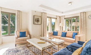 Amplia villa con encanto andaluz en venta, primera línea de playa al este de Marbella centro 70295 